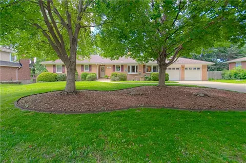 922 Ridgeway Dr, Liberty, MO 64068