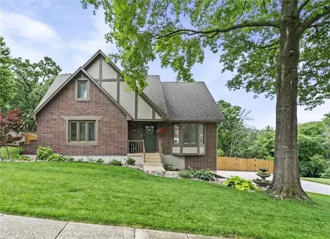 2108 SW Brookshire Dr, Blue Springs, MO 64015