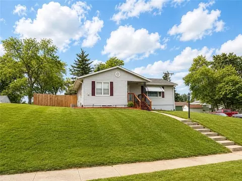 921 E 2nd St, Maryville, MO 64468