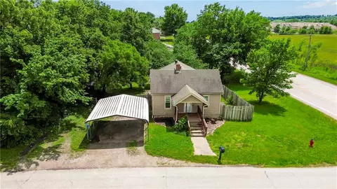 104 E 6th St, Tonganoxie, KS 66086