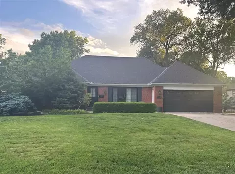 5218 Pawnee Dr, Roeland Park, KS 66205