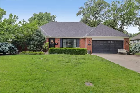 5218 Pawnee Dr, Roeland Park, KS 66205