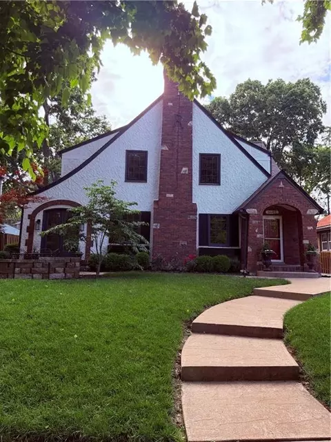 6642 Main St, Kansas City, MO 64113