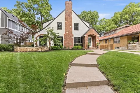 6642 Main St, Kansas City, MO 64113