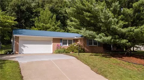 3104 Hampton Rd, Saint Joseph, MO 64505