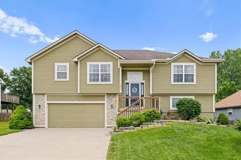 1813 N 156th St, Basehor, KS 66007