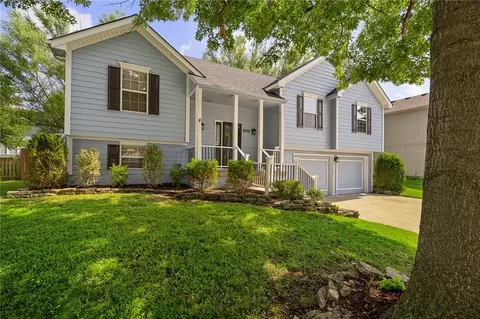 1005 SE 11th St, Lees Summit, MO 64081
