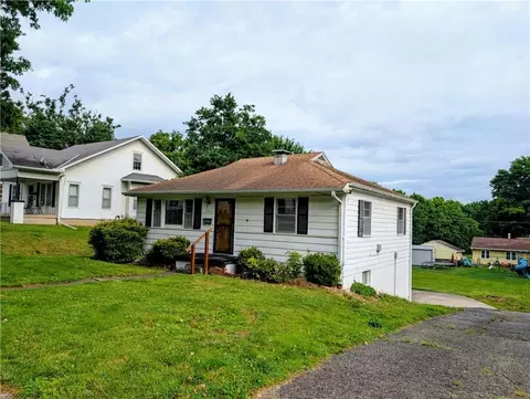 3327 Seneca St, Saint Joseph, MO 64507