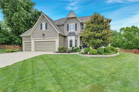 5609 Roundtree St, Shawnee, KS 66226