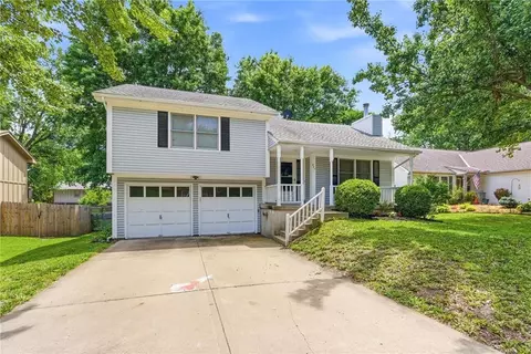 521 Airway Ln, Belton, MO 64012