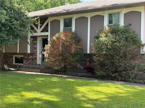 1404 NW Sandalwood Ct, Blue Springs, MO 64015