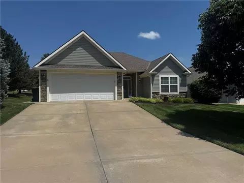 98 Continental St, Lansing, KS 66043