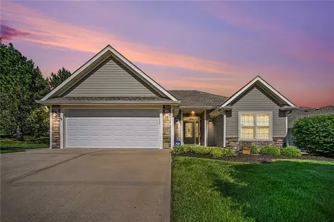 98 Continental St, Lansing, KS 66043