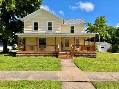 426 W Walnut St, Nevada, MO 64772