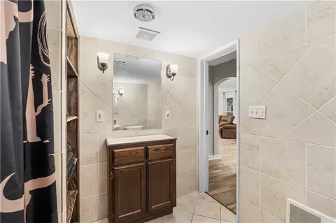 Bath - 426 W Walnut St, Nevada, MO 64772 photo 2 of 4