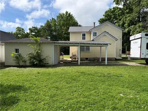 Exterior - 426 W Walnut St, Nevada, MO 64772 photo 6 of 7