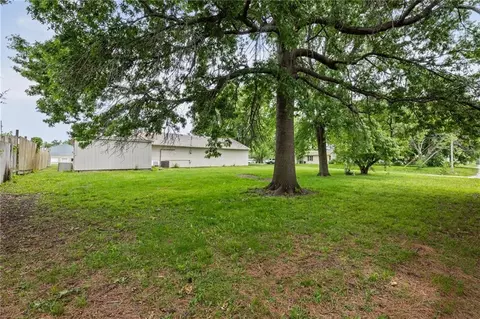 Exterior - 112 S Locust St, Cameron, MO 64429 photo 6 of 7