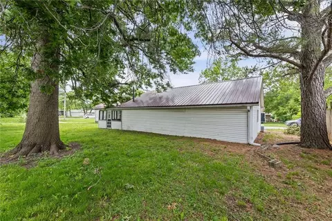 Exterior - 112 S Locust St, Cameron, MO 64429 photo 7 of 7