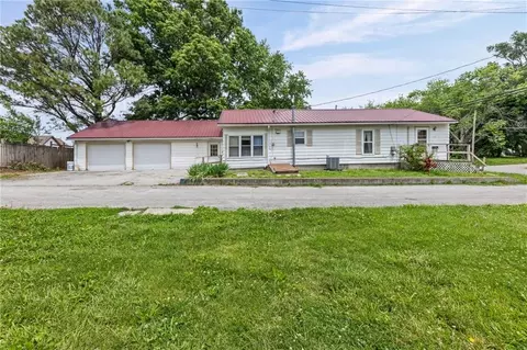 112 S Locust St, Cameron, MO 64429