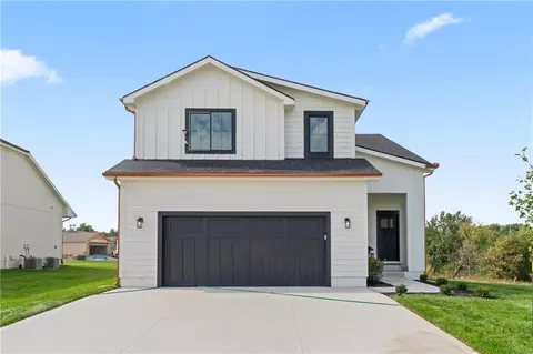 2004 SE Oak Ridge Dr, Oak Grove, MO 64075