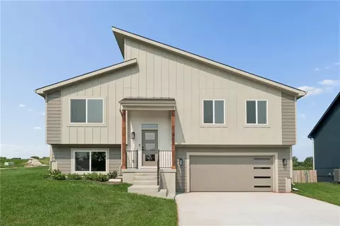 2112 SE Oak Ridge Dr, Oak Grove, MO 64075