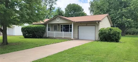 414 Kansas Dr, Iola, KS 66749