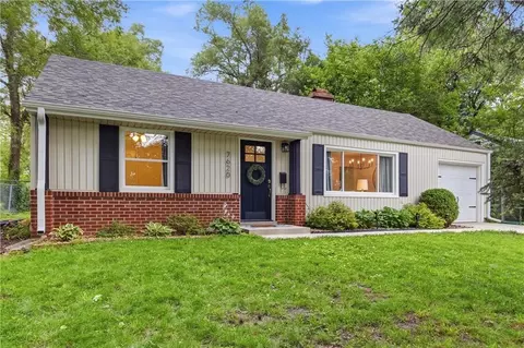 7620 Rainbow Dr, Prairie Village, KS 66208