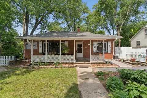 124 W Nickell Ave, Independence, MO 64050