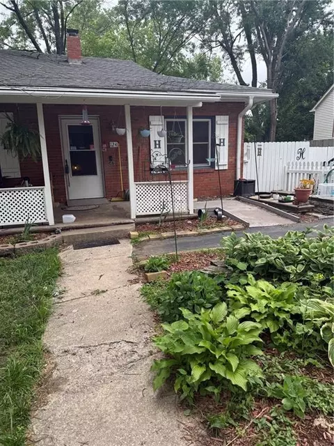 124 W Nickell Ave, Independence, MO 64050