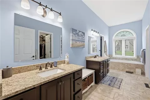 Bath - 2702 NW Cedar Brk, Lees Summit, MO 64081 photo 2 of 7