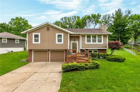 525 NE Noeleen Ln, Lees Summit, MO 64086
