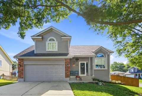 4301 NW Cortland Dr, Blue Springs, MO 64015