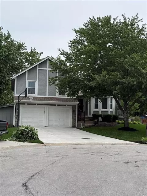 2110 S Halleys Ct, Olathe, KS 66062