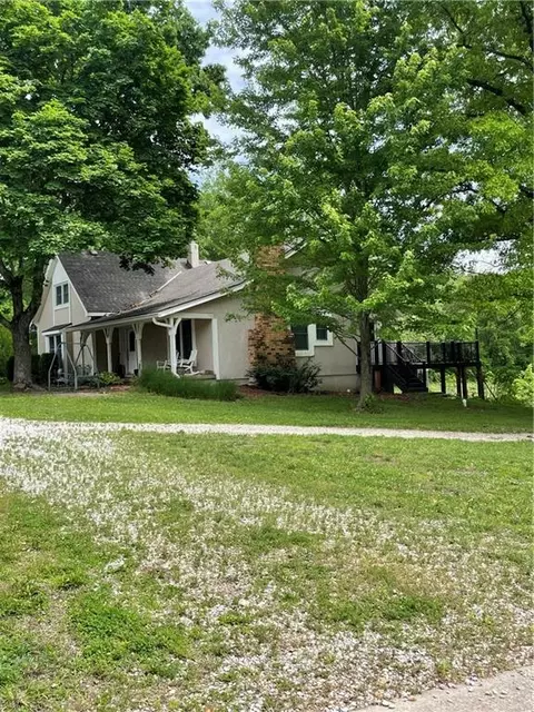 13905 Leavenworth Rd, Basehor, KS 66007