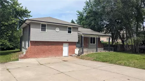 2005 N Plymouth Rd, Independence, MO 64058