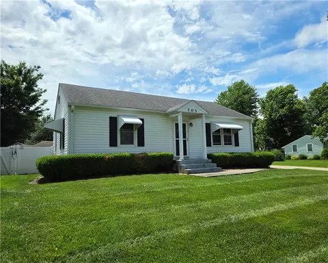 703 W 29th St, Higginsville, MO 64037