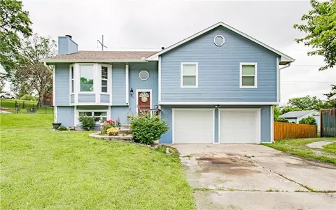504 Dogwood Dr, Knob Noster, MO 65336