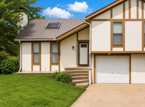 124 N Saxony Dr, Olathe, KS 66061