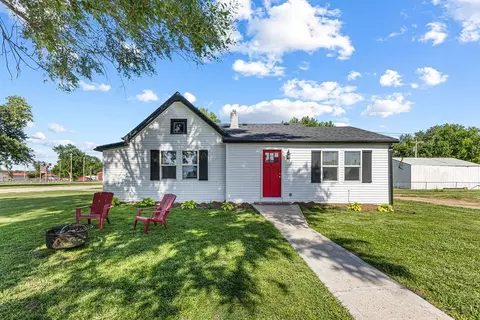 407 N 9th St, Elwood, KS 66024