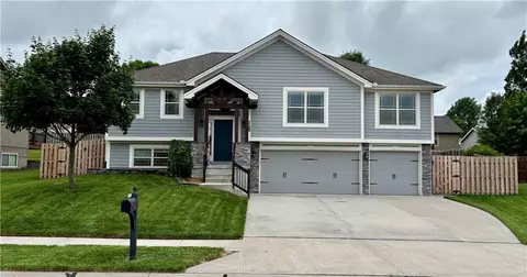 725 E 13th Ter, Kearney, MO 64060