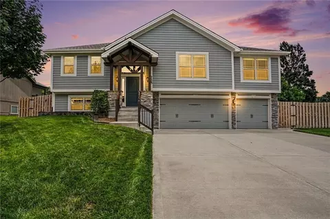 725 E 13th Ter, Kearney, MO 64060