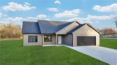 405 N Armstrong St, Pleasant Hill, MO 64080