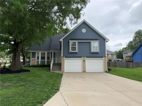 1906 Choctaw Dr, Greenwood, MO 64034
