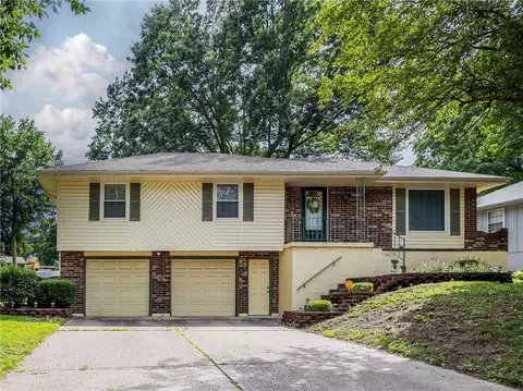 3112 SW Woods Chapel Ct, Blue Springs, MO 64015
