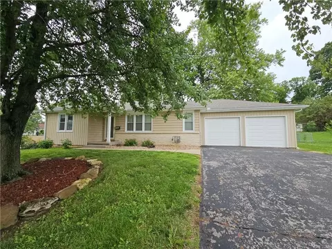 10913 W 50th Ter, Shawnee, KS 66203