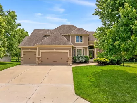 1613 NE Shadow Valley Dr, Lees Summit, MO 64064