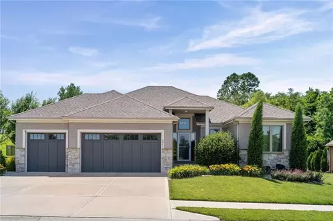 5866 S National Dr, Parkville, MO 64152