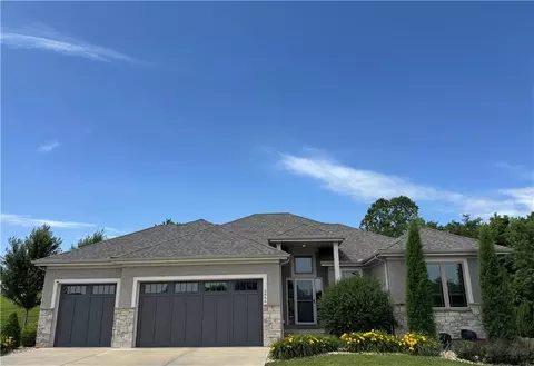 5866 S National Dr, Parkville, MO 64152