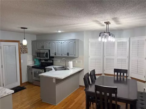 13105 S Fox Ridge Dr, Olathe, KS 66062