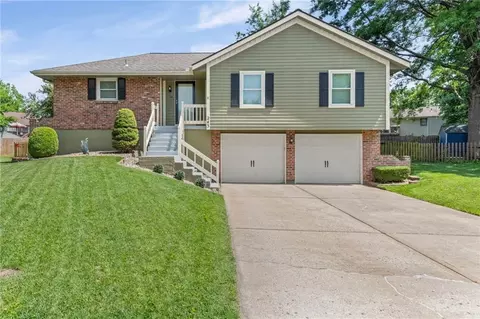 243 SE Brownfield Ct, Lees Summit, MO 64063